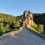 Pensión Gaestehaus Burgberg, Weinhaus Fries 3*