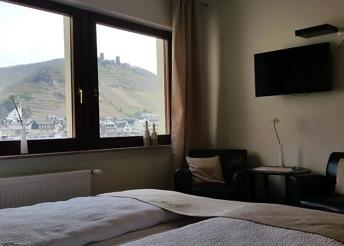 Konukevi Gaestehaus Burgberg, Weinhaus Fries