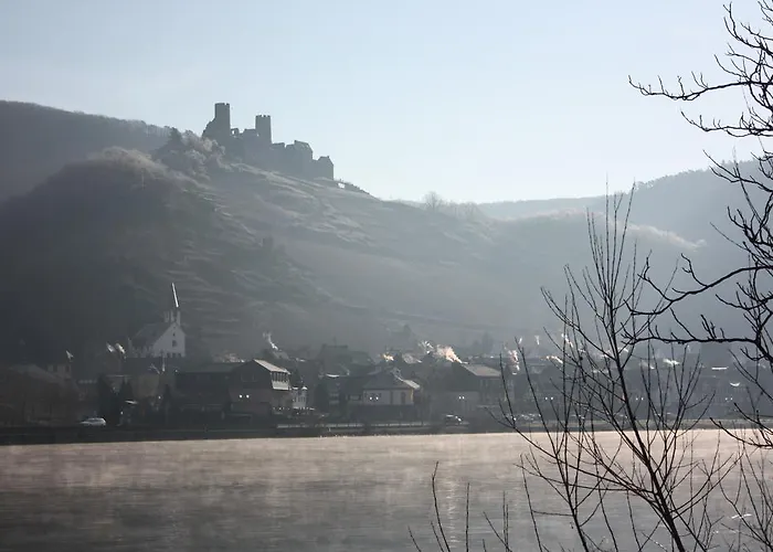 城堡山弗里斯酒馆及旅馆 Kattenes