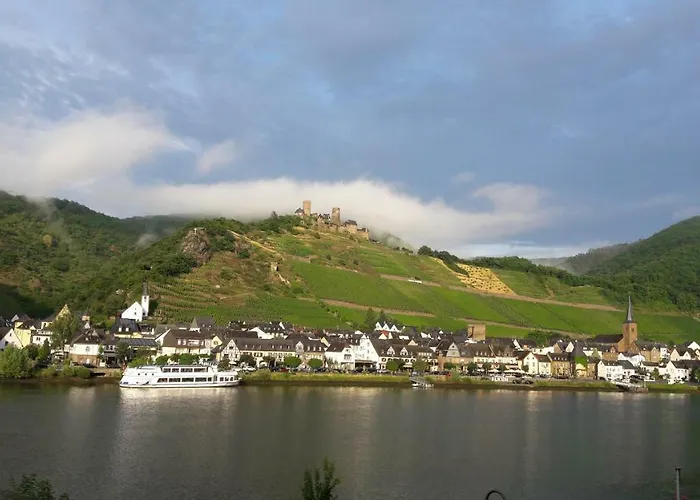 Konukevi Gaestehaus Burgberg, Weinhaus Fries